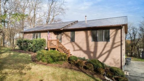 7207 Carriage Hills Dr, Roanoke, VA 24018-5834