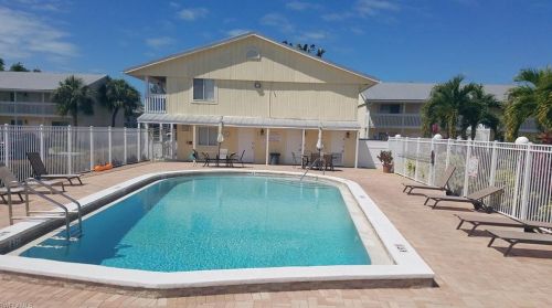 4621 Bayshore Dr, Naples FL 34112-4359 exterior