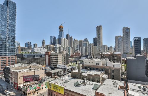 200 Grand Ave, Chicago IL  60654-8082 exterior