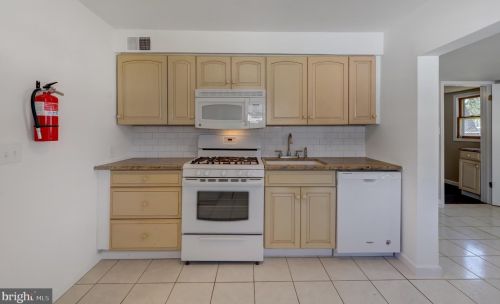 3 Scarsdale Ave, Trenton NJ  08618-1921 exterior