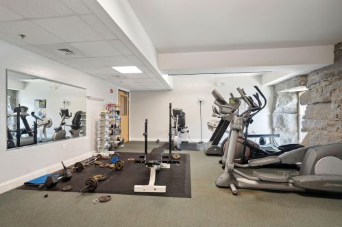 6 Bay Rd, Newmarket NH 03857-1702 exterior