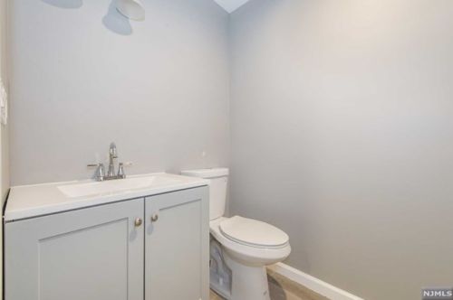 5 London Ct, Teaneck NJ 07666-6488 exterior