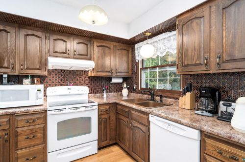 1802 Valhalla Dr, Duluth MN 55811-2226 exterior