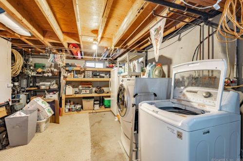 84 Spg St, Windsor Locks CT 06096-2207 exterior