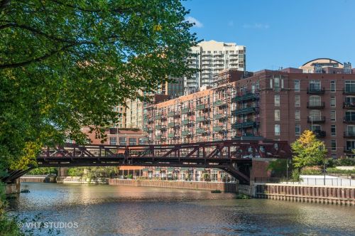 501 Clinton St, Chicago IL 60607-3801 exterior