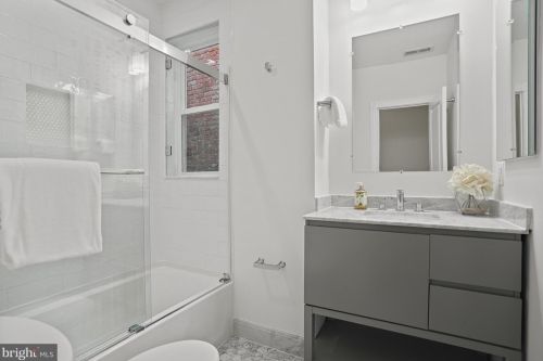 1306 Emerald St, Washington DC 20002-5432 exterior