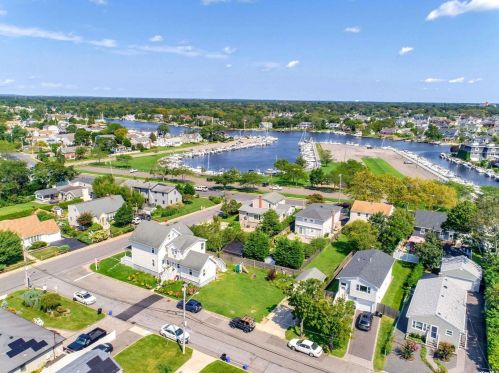 222 Cedar Ln, Babylon NY  11702-4417 exterior