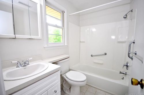 51 Lincoln Way, Windsor CT 06095-3545 exterior