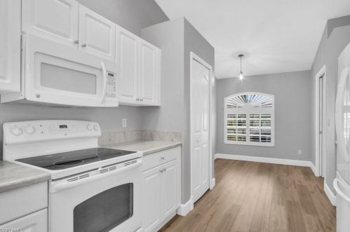 5454 Whitten Dr, Naples FL 34104-5302 exterior