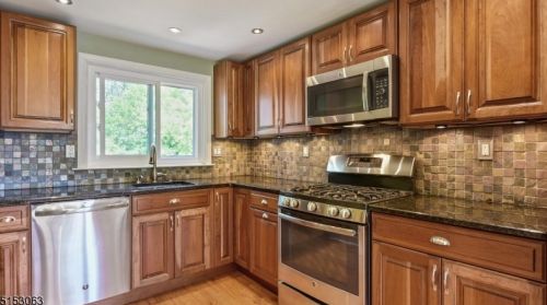 128 Mohawk Dr, Cranford NJ 07016-3364 exterior