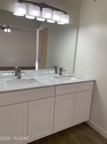 1808 Regina Cleri Dr, Tucson AZ 85710-8661 exterior