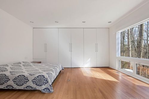 15 Hycliff Rd, Greenwich CT 06831-3223 exterior