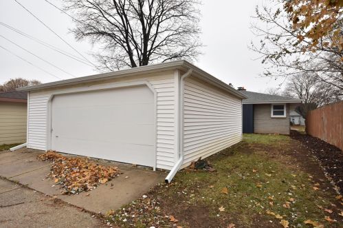 5712 93, Milwaukee WI 53227-1526 exterior