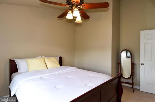 7458 Gadsby Sq, Alexandria VA 22315-5288 exterior