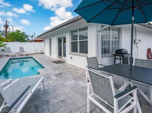 698 99 Ave, Naples FL 34108-2230 exterior