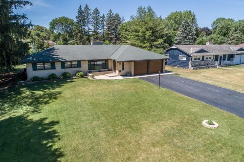 2569 Root Riv Pkwy, Milwaukee WI 53227-1849 exterior