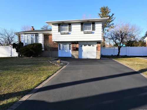 3 Greenfield Ln, Commack NY 11725-1414 exterior