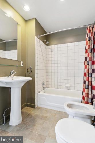 730 Bainbridge St, Philadelphia PA 19146-1807 exterior