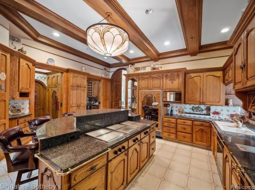 2009 Victoria Hl, Rochester MI exterior