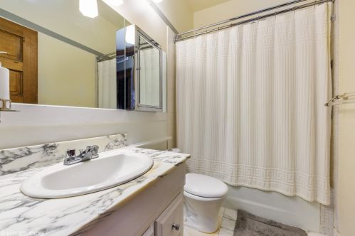 2800 Pine Grove Ave, Chicago IL  60657-6110 exterior