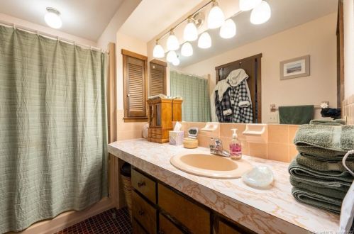 87 Mcdivitt Dr, Manchester CT 06042-2239 exterior