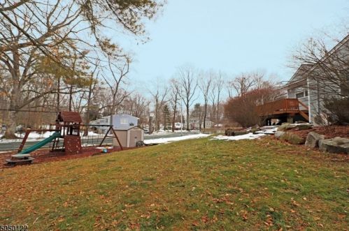 83 Edgewood Dr, Florham Park NJ 07932-2126 exterior