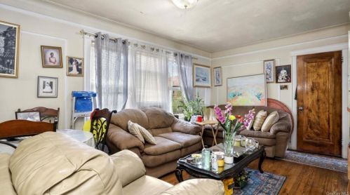 4315 Byron Ave, Bronx NY 10466-1517 exterior