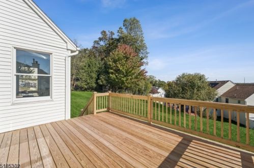 11 Bakley Ter, Town Center NJ  07052-2169 exterior