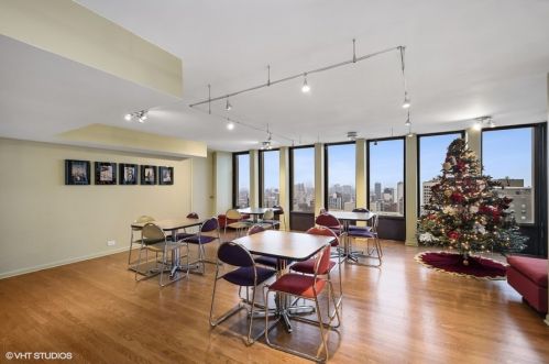 100 Walton St, Chicago IL 60611-1448 exterior