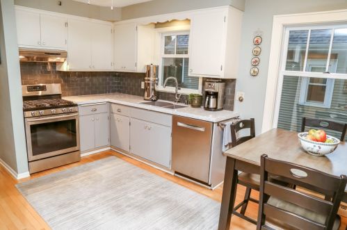 923 Meadow Pl, Milwaukee, WI 53217-5738