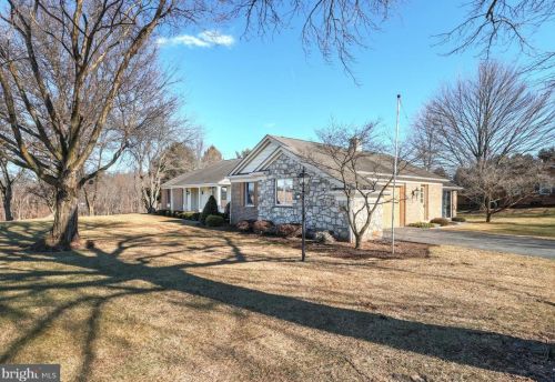 869 Fairview Dr, Hanover PA 17331-9747 exterior