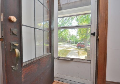 1621 57th St, Milwaukee, WI 53214-5106