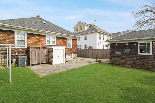 135 Gibbs Ave, Middletown RI 02840-2258 exterior