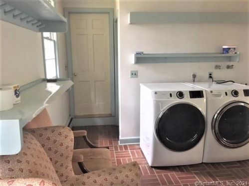 235 Deer Run Rd, Wilton CT 06897-1204 exterior