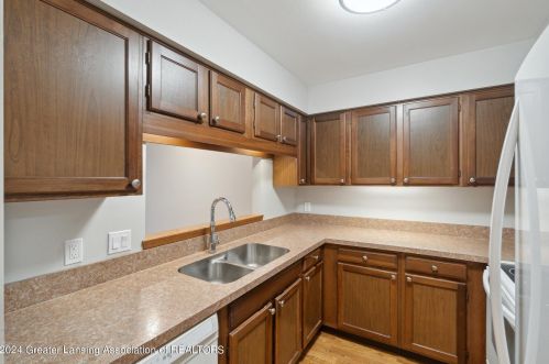 2442 Burcham Dr, East Lansing MI 48823-7246 exterior