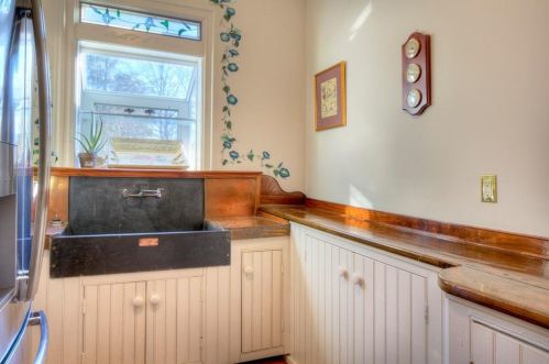 437 Bellevue Ave, Middletown RI 02840-4115 exterior