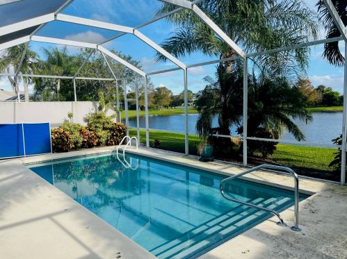 345 Bentley Cir, Fort Pierce FL  34986-2477 exterior