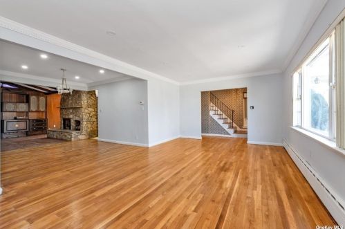 1081 Chestnut St, Valley Stream NY  11580-2157 exterior