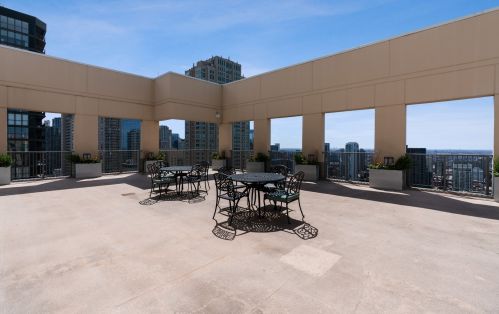 2 Erie St, Chicago IL  60611-2724 exterior