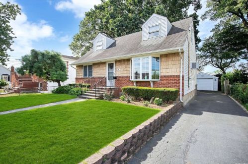 14 Henderson Ave, Valley Stream NY 11580-3025 exterior