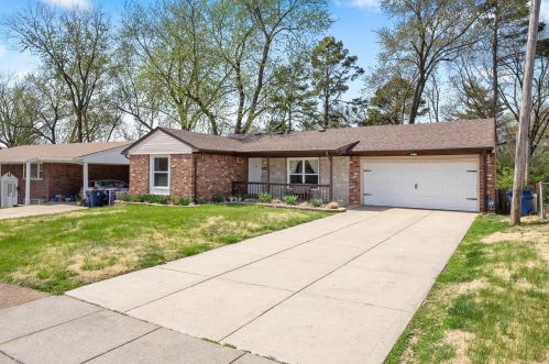 2625 Midland Ridge Dr, Saint Louis, MO 63114-1232