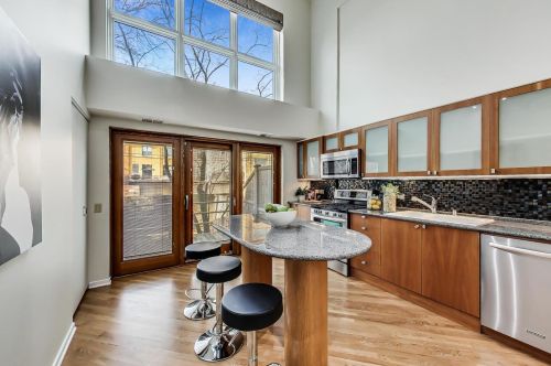 2246 Lakewood Ave, Chicago IL 60614-3629 exterior