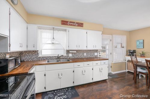 1062 Lockridge Dr, Grand Rapids MI 49505-4841 exterior