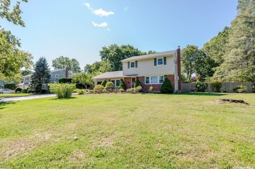 41 Sarina Dr, Commack, NY 11725-1813