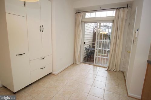 5082 Donovan Dr, Alexandria VA 22304-7755 exterior