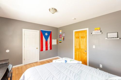 376 Chestnut St, New Britain CT 06051-2309 exterior