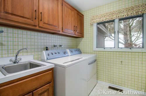 3646 Charlevoix Dr, Grand Rapids MI 49546-7061 exterior