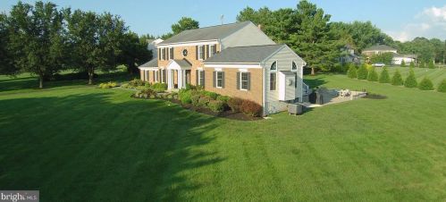 19840 Meredith Dr, Rockville MD 20855-2426 exterior