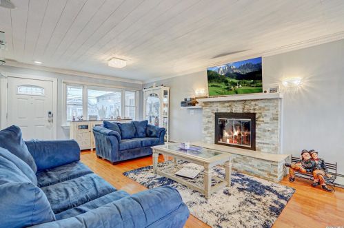 95 Midway St, Babylon NY  11702-4311 exterior