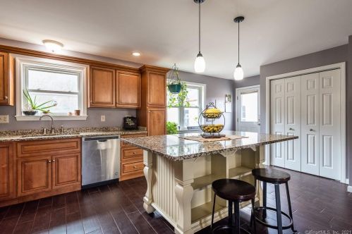 334 Maple Ave, Uncasville CT 06382-2018 exterior